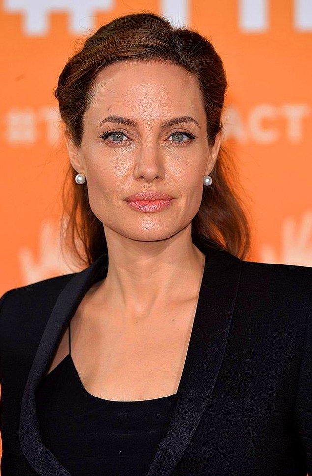 Sadece oyunculuk değil, yapımcı ve yönetmen olarak da onlarca filmde adı geçen Jolie, güzelliği ile değil, Hollywood'da önde gelen en yetenekli isimlerden biri olarak adını duyurmuştur.