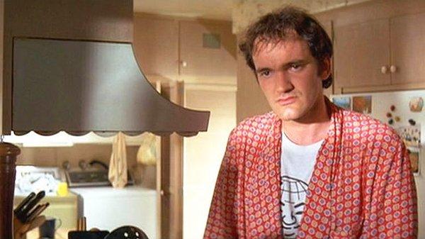 4. Pulp Fiction (1994) filminde Quentin Tarantino'nun gülümseyen bir dünya küresi tişörtü giydiğini görüyoruz.