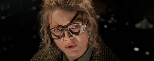 16. Batman Returns (1992) filminde Selina'nın gözlerine kedi kadının maskesi yansıyor.