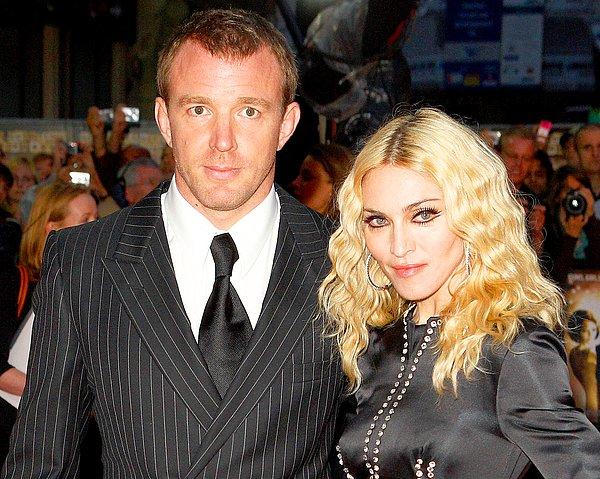 8. Yönetmen Guy Ritchie ve şarkıcı Madonna'nın aşkı 92.000.000$'la bir pembe dizi bütçesini kat ve kat aşmıştı...