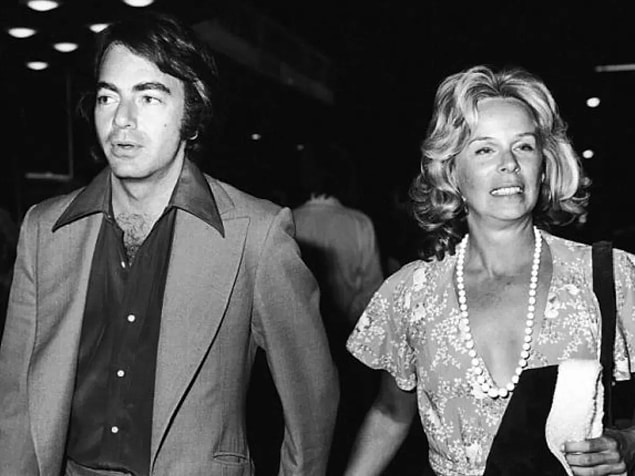 6. Ünlü şarkıcı Neil Diamond ''Hayatının geri kalanında yaşamaya yetecek kadar var'' diyerek, 25 yıllık hayat arkadaşı Marcia Murphey'den 150.000.000$'lık bir anlaşma ile ayrılmıştı