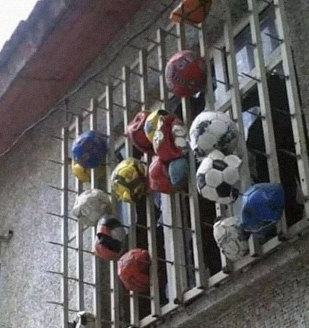 1. "Penceresine çarpan futbol toplarından artık bıkıp usanan bir teyzenin çözümü"