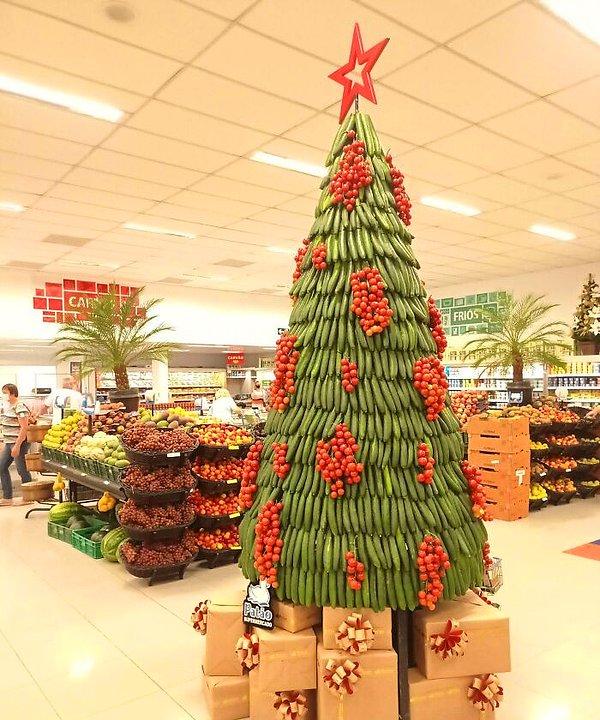 7. "Brezilya'nın meşhur muzlarıyla yapılmış dev bir Noel ağacı"