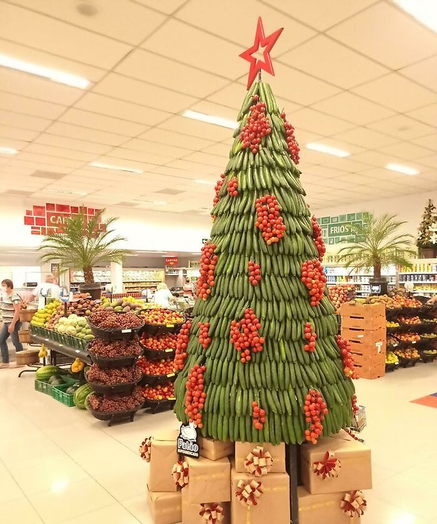 7. "Brezilya'nın meşhur muzlarıyla yapılmış dev bir Noel ağacı"