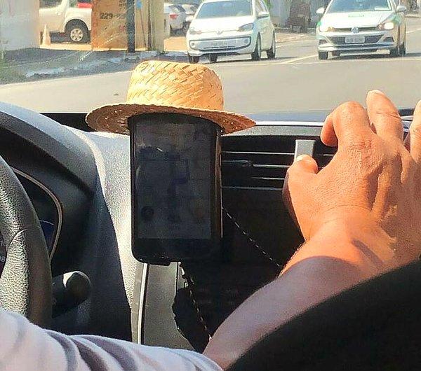 8. "Telefonuna bile şapka takan taksi şoförü gördüm."