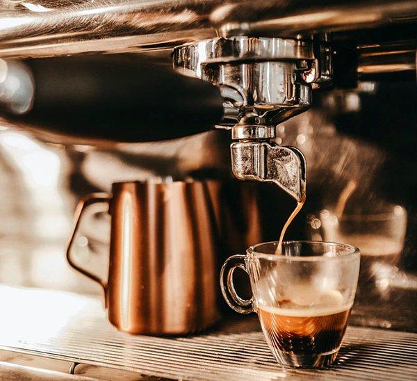 7. Espresso kelimesi İtalyancadan gelir ve "sıkıştırılmış" veya "zorlanmış" anlamına gelir.