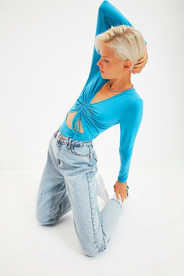 3. Cut out detaylı masmavi büzgülü çıtçıtlı body yüksek bel pantolonlarınız ile giymek için ideal!