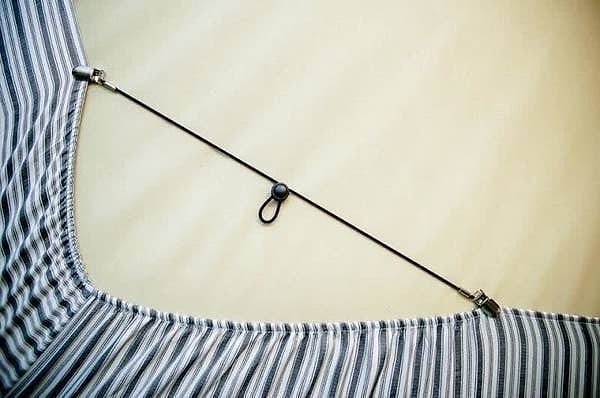 2. Ленты, удерживающие простыню с четырех сторон