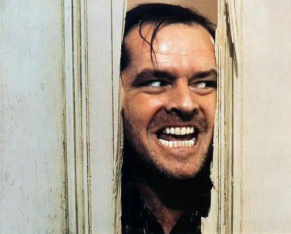 6. The Shining'de Jack Torrance'ın (Jack Nicholson) bir baltayla parçaladığı kapı aslında sahteydi, ancak Nicholson onu çok çabuk yok ettiği için gerçek bir kapıyla değiştirilmesi gerekiyordu.