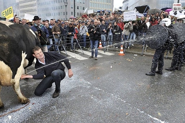 1. Fiyat artışını protesto etmek için çevik kuvvete süt fışkırtan adam: