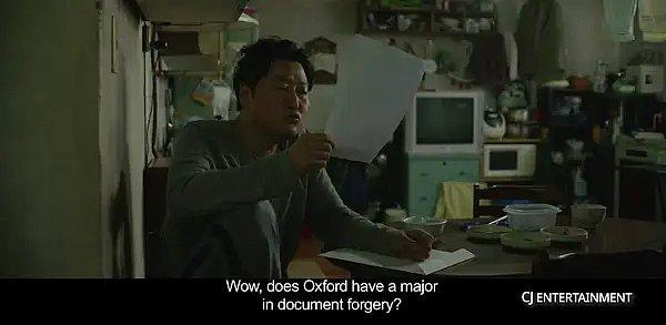 24. Parasite'nin İngilizce altyazısını yazan çevirmen Darcy Paquet, bir satırda "Seoul National University" yerine "Oxford" yazdı. Bunu, filmin yaratıcı ekibinin onayı ve katkısıyla yaptı.