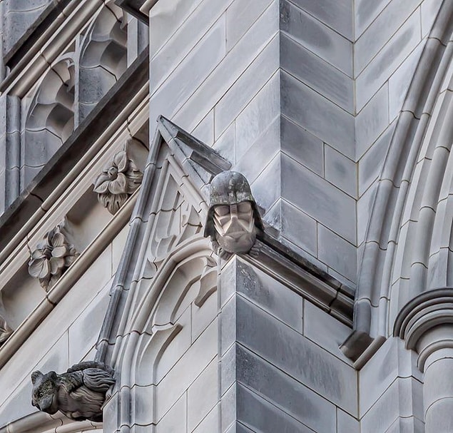 1. "Washington DC'deki Ulusal Katedral'de duvara oyulmuş küçük bir Darth Vader var."