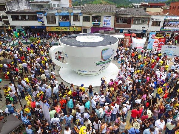 25. En büyük fincan kahve 22.739,14 litre kahve içeriyor ve 15 Haziran 2019'da Kolombiya'da oluşturulmuştur.