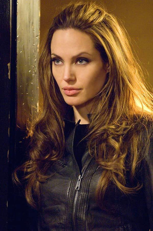 9. Angelina Jolie, başrolü olduğu Wanted'ı bir kere bile izlememiş.
