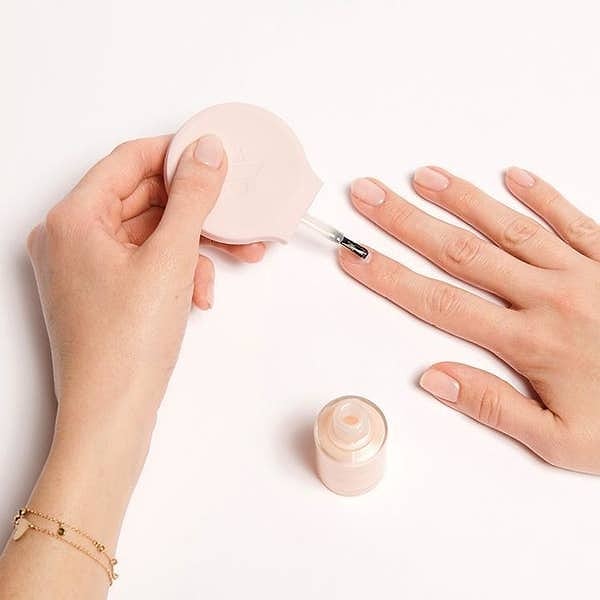 2. Удобный держатель кисточки лака для ногтей