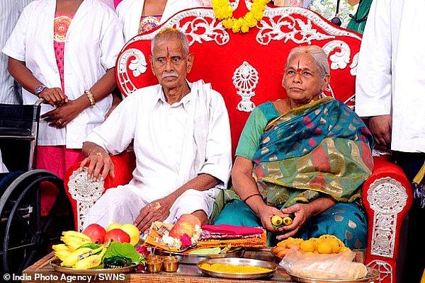 Dünyadaki en yaşlı anne ise yine Hindistan'dan! 74 yaşında tüp bebek tedavisiyle ikiz doğuran Mangayamma bu rekorun sahibi olmaya devam ediyor.