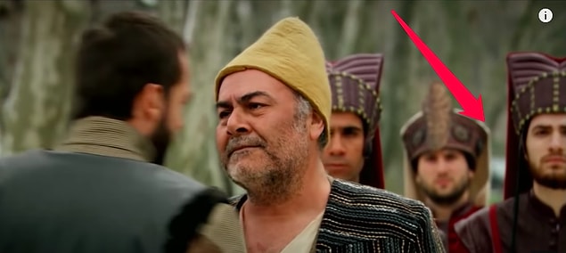 Muhteşem Yüzyıl'ın klasik hatalarından... Arkadan araba geçiyor. :)