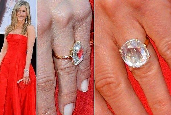 1. Jennifer Aniston'ın Justin Theroux tarafından verilen 500.000 dolar değerindeki yüzüğü: