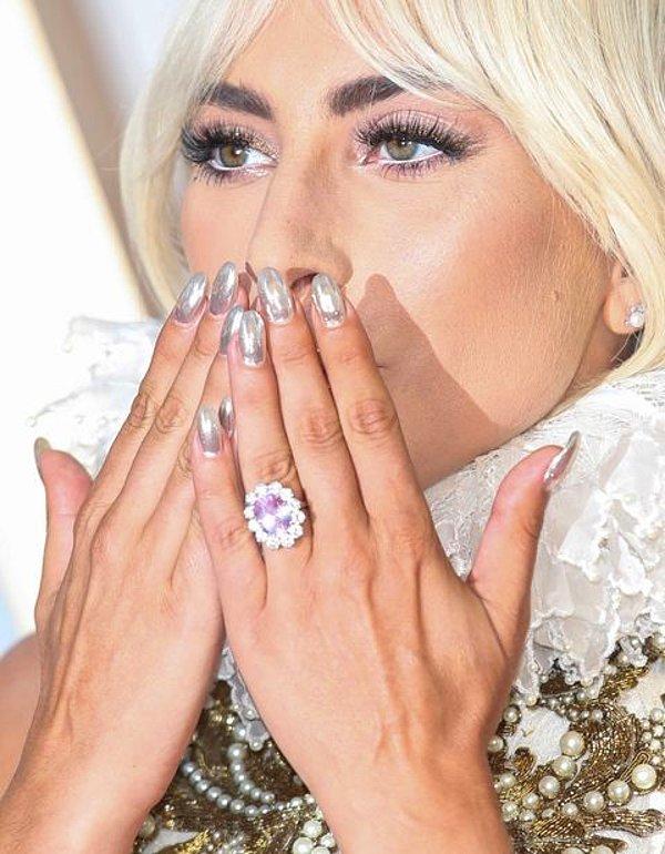 2. Lady Gaga'nın Christian Carino tarafından verilen  400.000 dolarlık nişan yüzüğü: