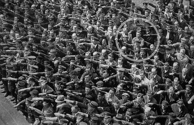 5. "Nazi selamını yapmayı reddeden yalnız bir adam."