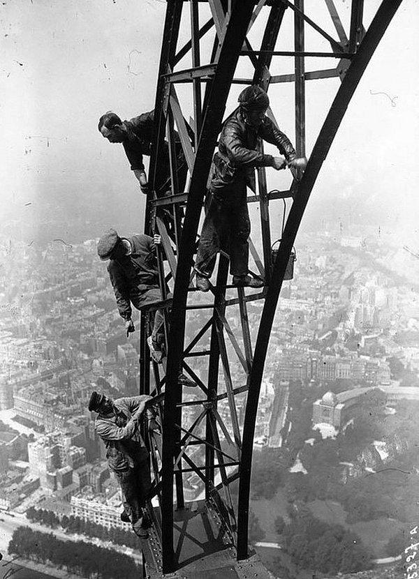 7. "1932 yılında Eyfel Kulesinin inşaatında çalışan işçiler."