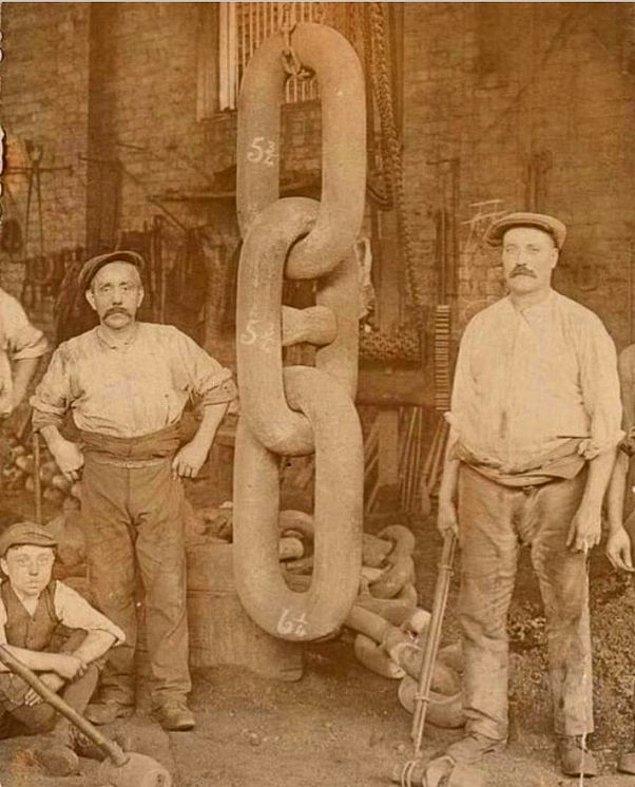 8. "İşçiler, Titanic'in Hingley çıpası için elle dövülmüş dev zincir bağlantılarının yanında duruyor."