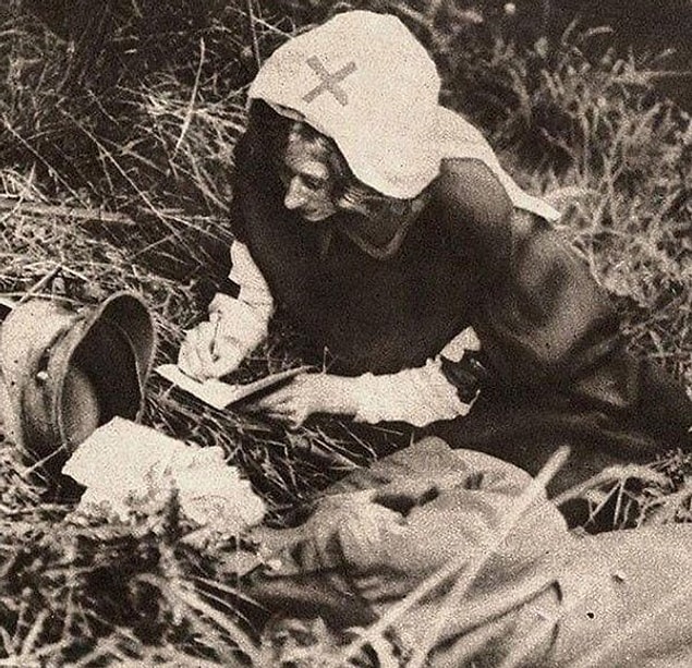 11. "1917 yılında bir İngiliz askerinin son sözlerini yazan hemşire."