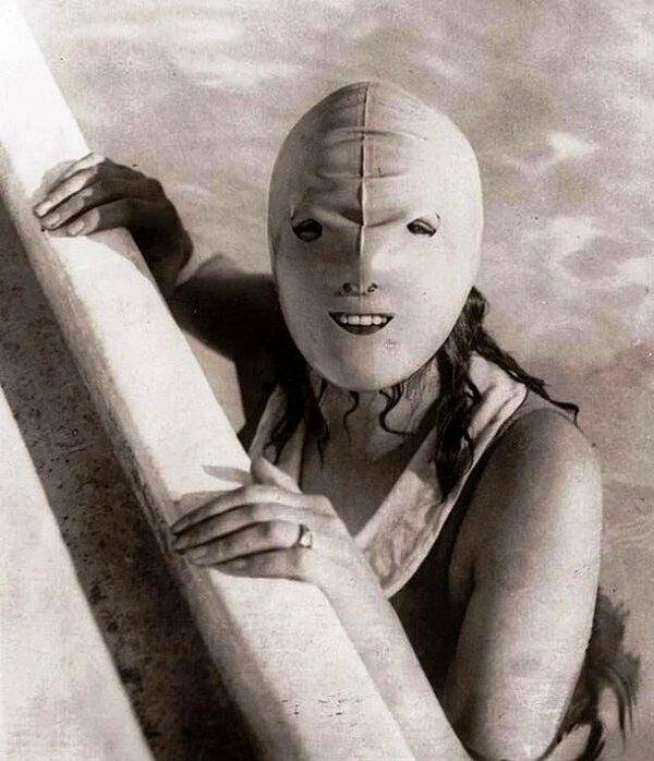 13. "1920'lerde bu yüzme maskesi kadınların yüzlerini güneşten korumak için tasarlandı."