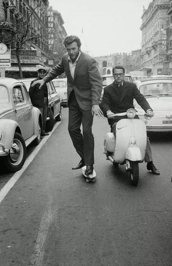 15. "1965 yılında Roma sokaklarında kaykay süren Clint Eastwood."