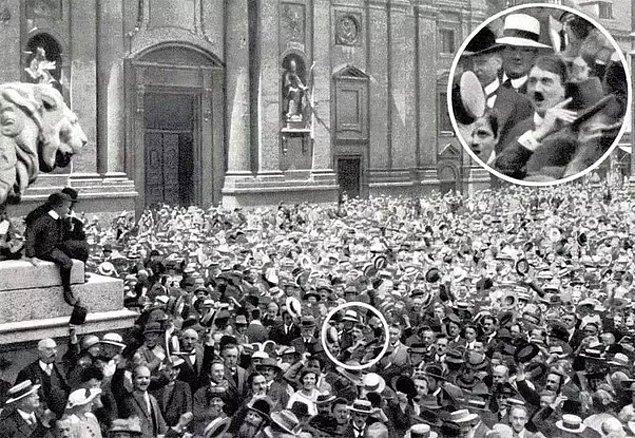 Bonus: Genç Hitler 1914 yılında Birinci Dünya Savaşı'nın ilk günlerinde bir mitingde kutlama yapıyor.