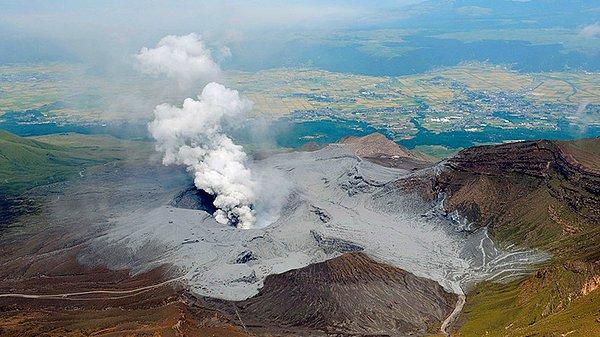 Japonya Meteoroloji Ajansına (JMA) volkanik hareketlilik uyarı seviyesinin "halkın yanardağa yaklaşmaması" tavsiyesi olan 3. seviyeye yükseltildiği duyuruldu.