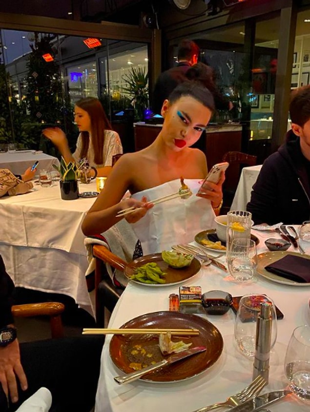 Mesela yukarıdaki Bahar Candan ise bu kim? Acaba bizimle dalga geçip eğleniyor mudur diye düşünmüyor değilim. :D