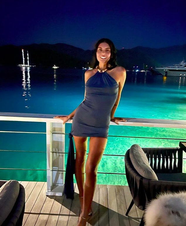 Instagram hesabından paylaştığı son fotoğraf da bu. Bacaklar ayrı, vücudu ayrı, dişleri apayrı bir şey. Acilen photoshop dersi almalı...