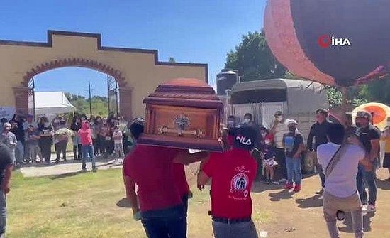 В Мексике устроили похороны с веселой музыкой, танцами и фейерверком