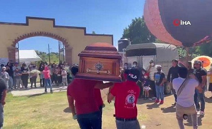 В Мексике устроили похороны с веселой музыкой, танцами и фейерверком