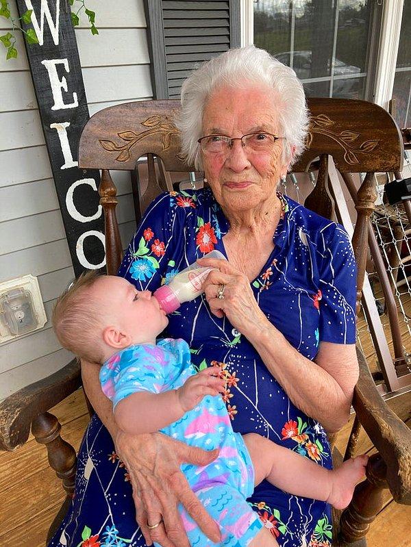 6. "100 yaşındaki anneannem ve torunu." 😍