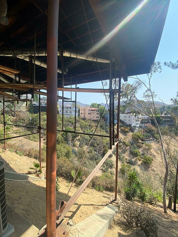 8. Дом на сваях в плохом состоянии