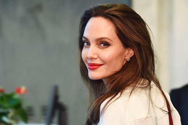1. Angelina Jolie yıllar önce verdiği bir röportajda ilk cinsel birlikteliğini 14 yaşında yaşadığını dile getirmişti.