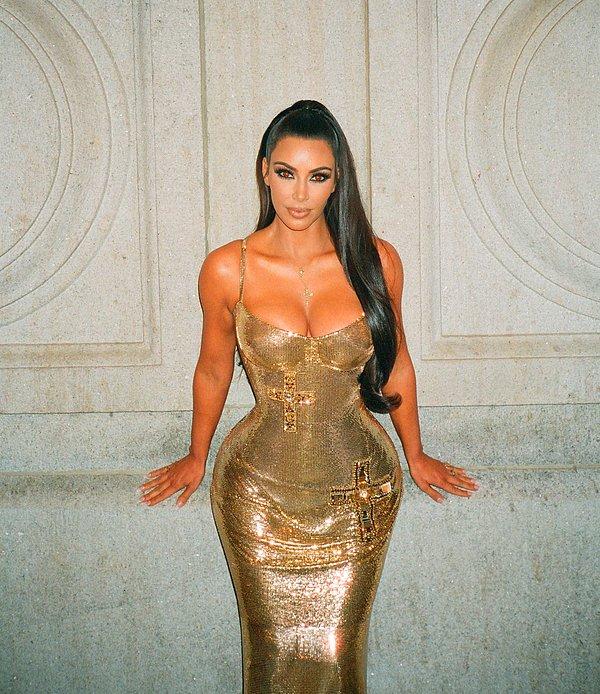 Geçirdiği ameliyatlar ve takılan implantlar sayesinde "kum saati" vücut tipine ulaşan Kardashian bu görünümüyle birçok kişiyi etkilemeyi başarmış ve resmen dünyanın güzellik algısında etkili olmayı başarmıştı.