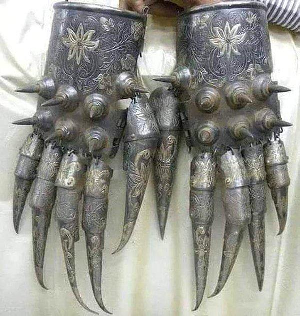 2. 1500'li yıllarda Safevi Hanedanlığı'na mensup Pers savaşçıların kullandıkları eldivenler: