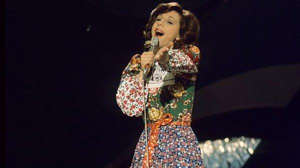 1975 yılından beri Eurovision sahnesinde yer alan Türkiye, ilk performansını Semiha Yankı'nın seslendirdiği 'Seninle Bir Dakika' adlı eser ile göstermişti.