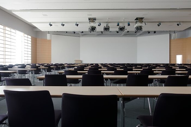 25. "Üniversitede profesörlerimizi "alkışlamak" için masaları yumruklarız. Değişim dönemim boyunca Almanya'dan olmayan herkes bunu neden yaptım diye şaşırmış bir şekilde bana bakıyordu."