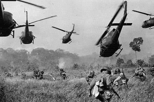 4. Vietnam savaşı boyunca sıkça kullanılan bir yöntem ise kimyasal silahlardı. Bu kimyasal ilaçlar sayesinde Vietnamlıların yemek ve sığınak kaynağı olan ormanları yok etmek isteniyordu.
