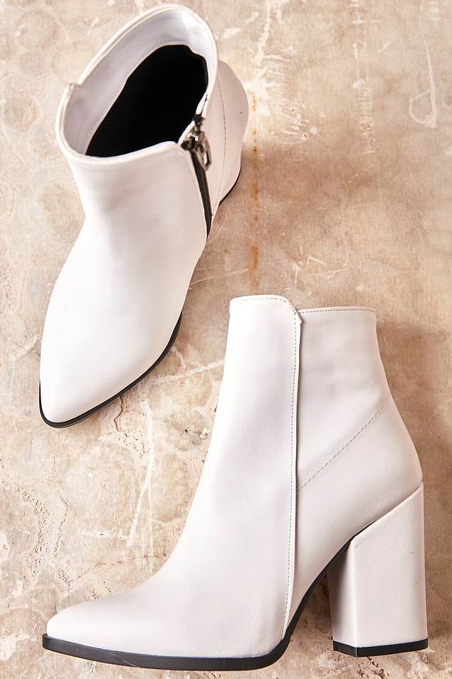15. Beyaz bootie olmadan olmazdı elbette...