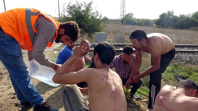 Bitkin düşen göçmenlerden bazıları, yarı baygın halde kendilerini şantiyede bulunan kumların üzerine attı.