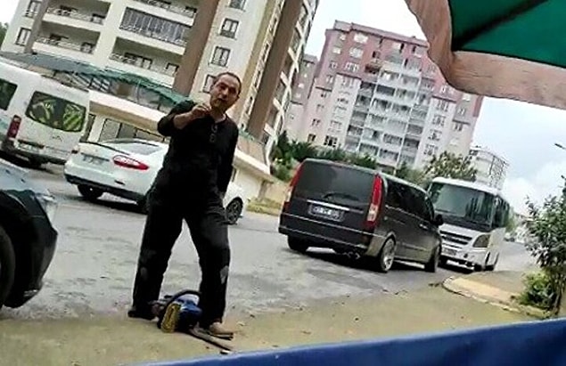 Berat Berk Boz, “Burası babaannemin. Videodaki amcam, babamla arasında küslük olduğu için beni de burada istemiyor. O sebepten ötürü burayı parçalıyor" dedi.