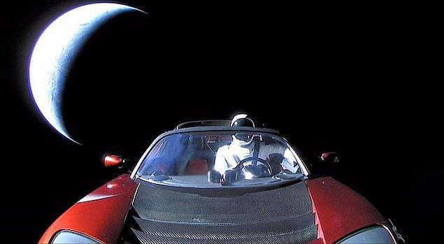 Kendi şirketinin yapmış olduğu bir Tesla'yı da uzaya fırlatan Musk, dahiyane ama bir o kadar da çılgın fikirleri ile trilyoner olmasın da kim olsun?