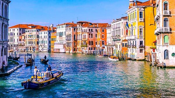 12. "Roma ve Venedik gibi büyük İtalyan şehirlerinde, ünlü yerlerdeki veya büyük yerlerin yanındaki restoran veya barlarda yemek yemeyin. Venedik'te Piazza San Marco'da bir kahve size 30 dolara mal olabilir."