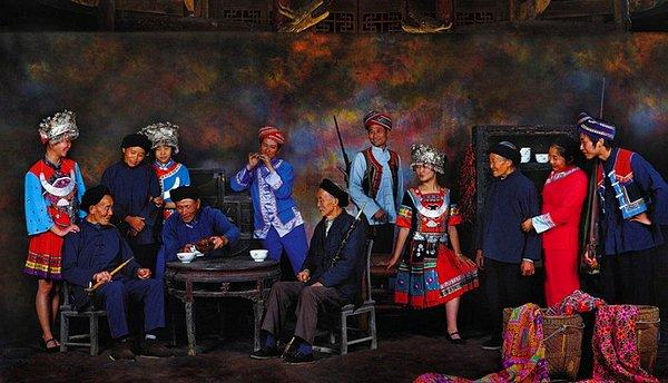 Tujialar, yaklaşık 8 milyonluk nüfuslarıyla Çin'de yaşayan en kalabalık sekizinci etnik grup. Genellikle Hunan eyaletinin Wulin dağlarında yaşayan Tujialar, ilginç gelenekleriyle sık sık Çin basınında yer alıyorlar.