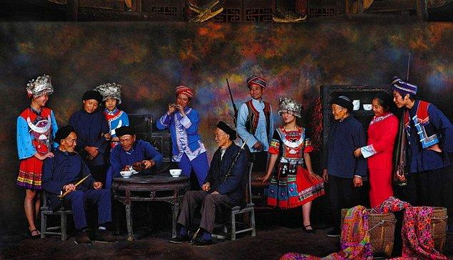 Tujialar, yaklaşık 8 milyonluk nüfuslarıyla Çin'de yaşayan en kalabalık sekizinci etnik grup. Genellikle Hunan eyaletinin Wulin dağlarında yaşayan Tujialar, ilginç gelenekleriyle sık sık Çin basınında yer alıyorlar.